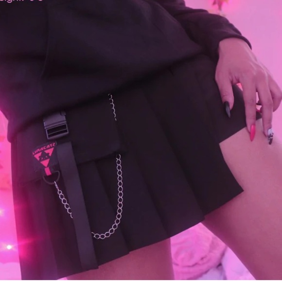 Tape Belt Buckle Black Stretchy Pleated Skort - Picture 1 of 12